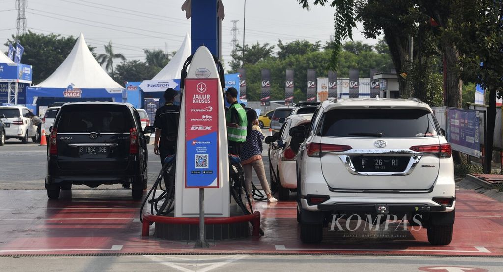 Sejumlah kendaraan mengisi bahan bakar di SPBU Pertamina di rest area kilometer 57 Jalan Tol Jakarta-Cikampek, Senin (25/4/2022). Badan Pengatur Hilir Minyak dan Gas Bumi (BPH MIgas) memperkirakan kebutuhan bahan bakar minyak selama masa mudik Lebaran 2022 diperkirakan akan meningkat 5 persen. Adapaun stok BBM saat ini cukup untuk memenuhi kebutuhan selama 21 hari ke depan. 