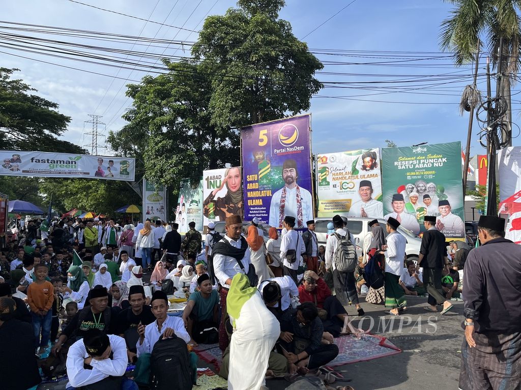 Sejumlah baliho dari politikus dipasang di sekitar arena Resepsi Puncak Satu Abad Nahdlatul Ulama di Stadion Gelora Delta Sidoarjo, Surabaya, Selasa (7/2/2023). Banyaknya pemilih dari kalangan warga NU membuat partai politik dan politikus ingin merebut simpati.