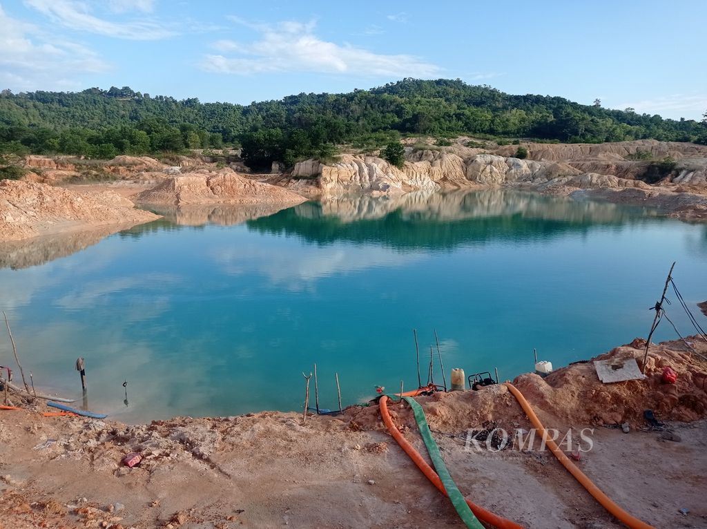 Suasana danau bekas tambang di Bangka Tengah yang dibiarkan untuk diambil airnya, Selasa (19/7/2022).