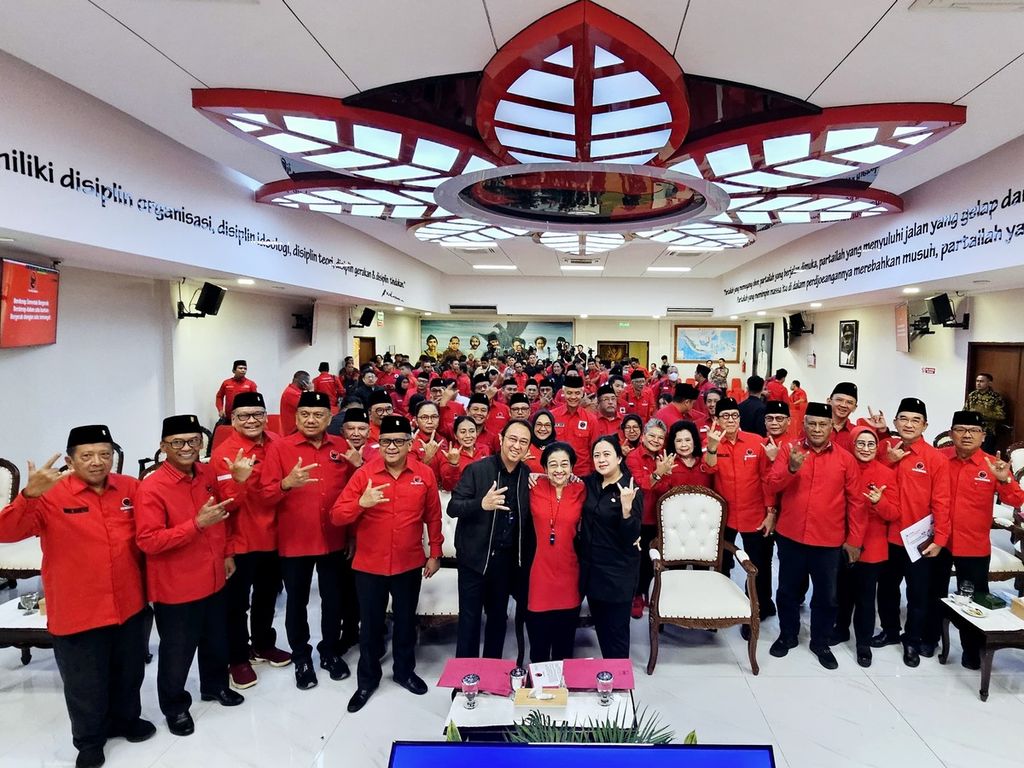 Ketua Umum PDI Perjuangan Megawati Soekarnoputri, didampingi putranya, Prananda Prabowo, dan putrinya, Puan Maharani, bersama para pengurus pusat partai di Sekolah Partai PDI-P, Jakarta, Jumat (5/7/2024).