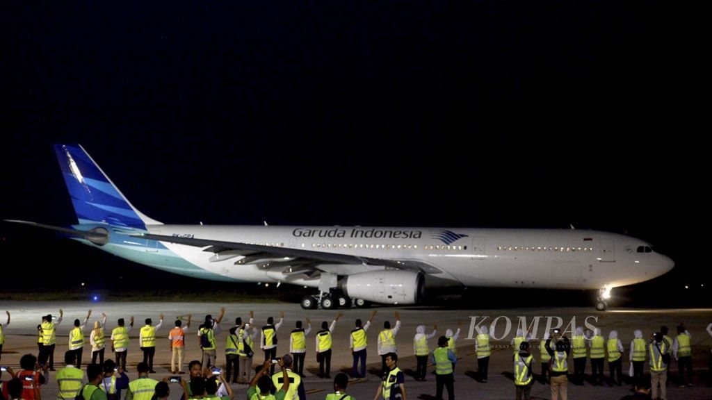 The board of directors of PT Garuda Indonesia (Persero) waved their hands to the prospective Hajj pilgrims who would take off from Adi Soemarmo International Airport in Boyolali, Central Java, heading to Saudi Arabia in the early hours of Sunday (07/07/2019).