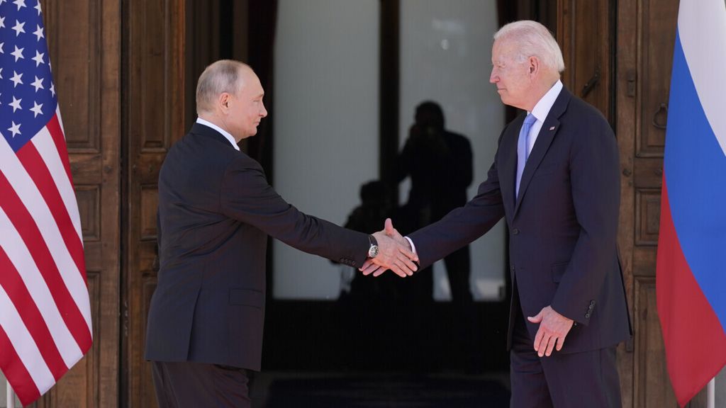 Presiden Joe Biden dan Presiden Rusia Vladimir Putin tiba untuk bertemu di Villa la Grange, Rabu, 16 Juni 2021, di Geneva, Swiss.