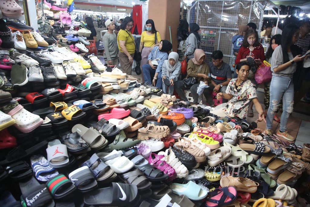 Warga berbelanja alas kaki impor di ITC Mangga Dua, Jakarta Utara, Minggu (17/3/2024). Pemerintah akan menaikkan Pajak Pertambahan Nilai (PPN) dari 11 persen menjadi 12 persen yang akan mulai berlaku paling lambat 1 Januari 2025.