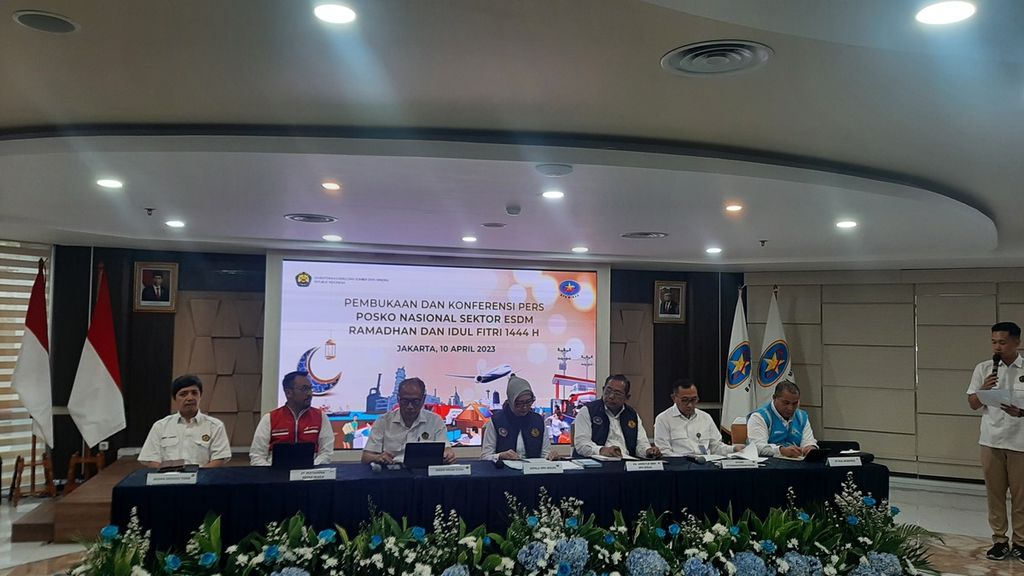 Kepala Badan Pengatur Hilir Minyak dan Gas Bumi Erika Retnowati (tengah) saat konferensi pers Pelaksanaan Posko Nasional Sektor ESDM Ramadhan dan Idul Fitri 1444 H/2023, Senin (10/4/2023) di Aula BPH Migas, Jakarta. 