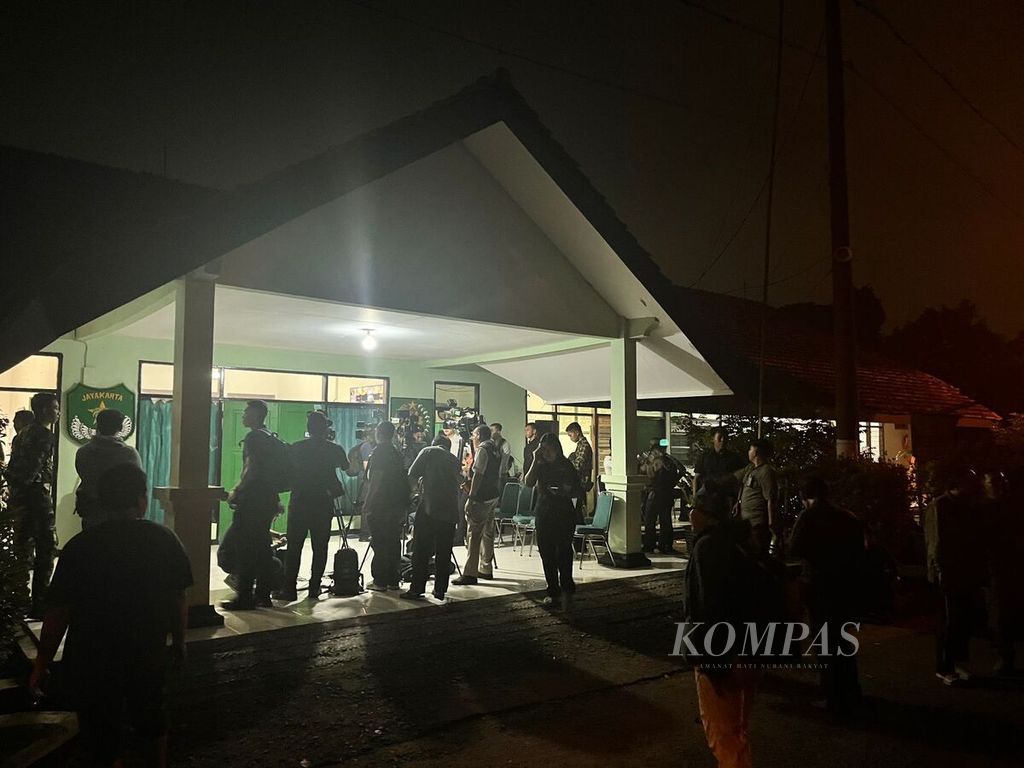 Suasana di gudang amunisi Kodam Jaya di Ciangsana, Kabupaten Bogor, Jawa Barat, Sabtu (30/3/2024) malam.