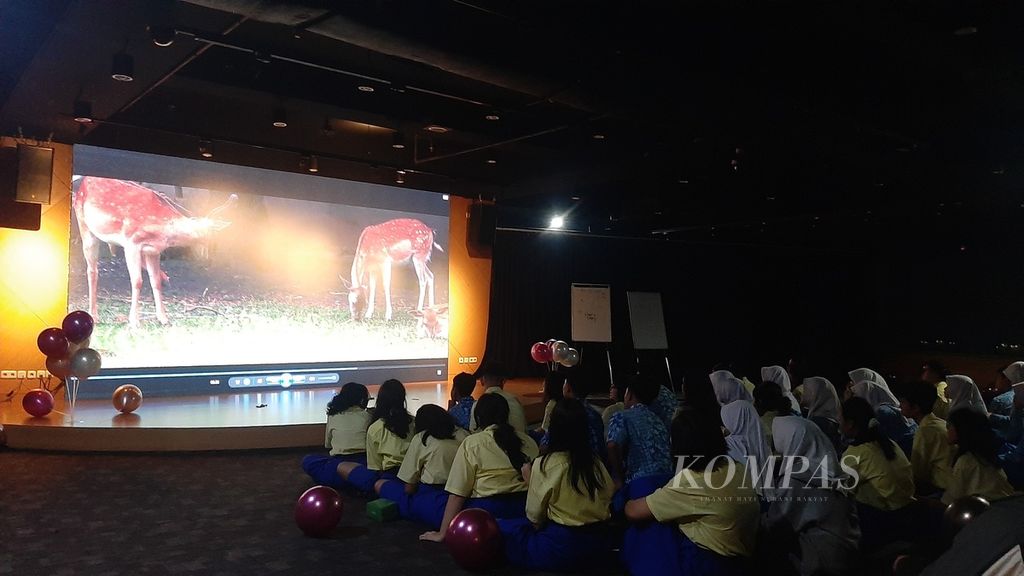 Suasana puluhan siswa SMP menyaksikan film antikorupsi dalam peringatan Hari Anak Nasional. KPK mengundang sejumlah sekolah untuk hadir di Gedung Pusat Edukasi Antikorupsi atau KPK C1, Jakarta, Selasa (23/7/2024). 