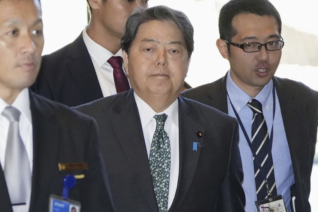 Yoshimasa Hayashi (center), former Japanese Foreign Minister and now Chief Cabinet Secretary in Japan, arrives at the Prime Minister's office in Tokyo, Japan, on December 14th, 2023.