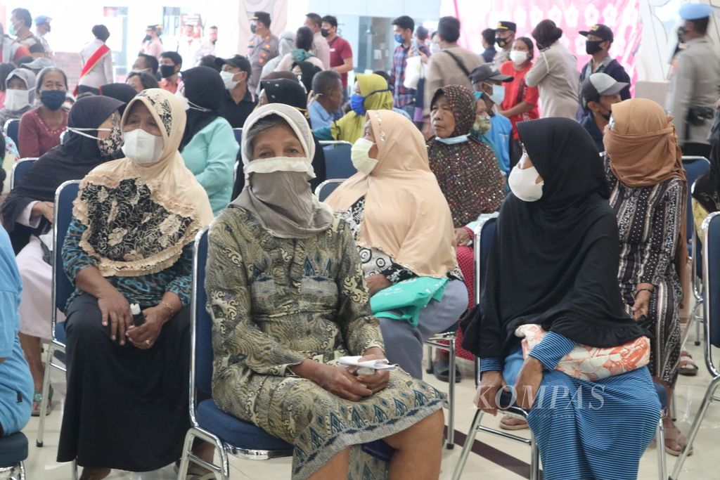 Sejumlah warga lanjut usia bersiap menjalani vaksinasi Covid-19 di Grage City Mall, Kota Cirebon, Jawa Barat, Selasa (26/7/2022). Cakupan vaksinasi Covid-19 penguat atau <i>booster</i> untuk warga Kota Cirebon masih berkisar 28,5 persen dari target 262.198 orang.
