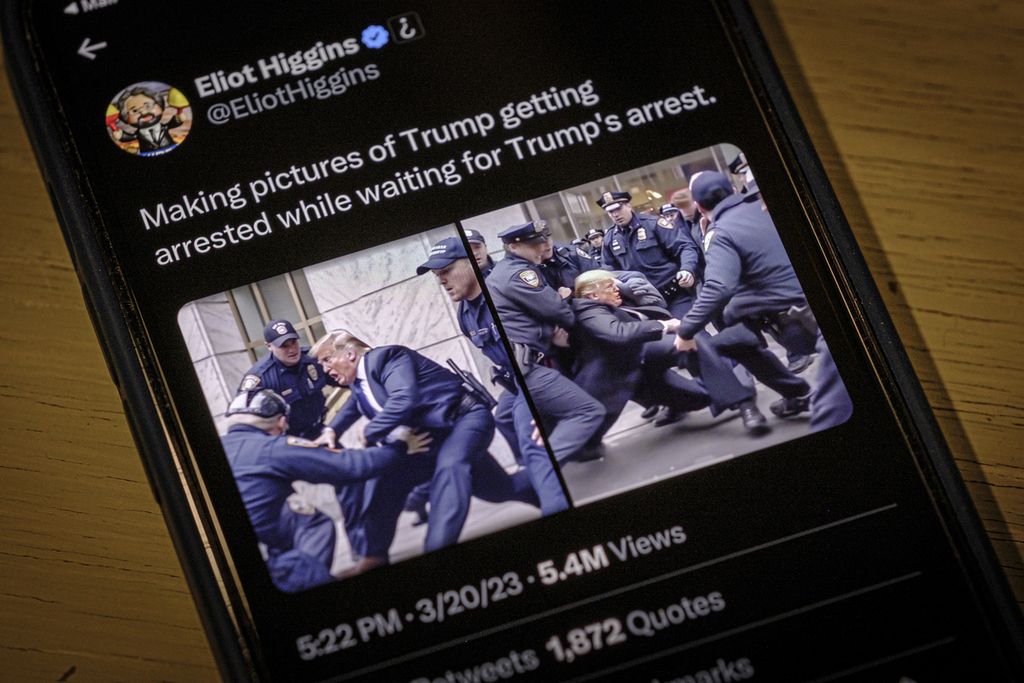 Gambar yang dibuat Eliot Higgins dengan menggunakan kecerdasan buatan ini menunjukkan insiden fiktif antara Donald Trump dan petugas kepolisian New York City yang diunggah di akun Twitter Higgins, seperti yang dapat dilihat melalui sebuah ponsel di Arlington, AS, Kamis (23/3/2023).