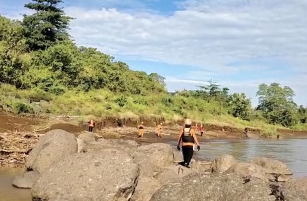 Tim SAR gabungan mencari korban yang terseret arus Sungai Pamukkulu di Kabupaten Takalar, Sulawesi Selatan, Rabu (15/3/1023).