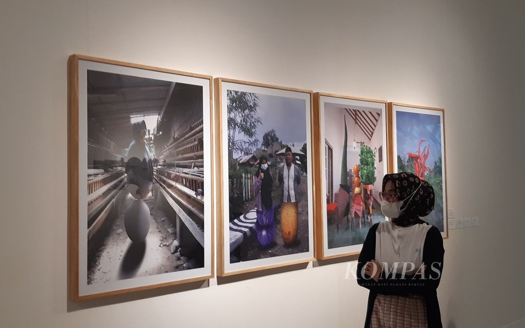 Seri fotografi Panen Apa Hari Ini karya Anang Saptoto di Galeri Nasional Indonesia dalam pameran Manifesto VIII: Transposisi, Kamis (4/8/2022).