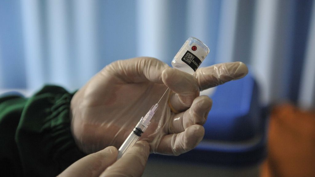 Petugas menyiapkan vaksin Covid-19 untuk ibu hamil di Puskesmas Larangan Utara, Kota Tangerang, Banten, Jumat (20/8/2021). 