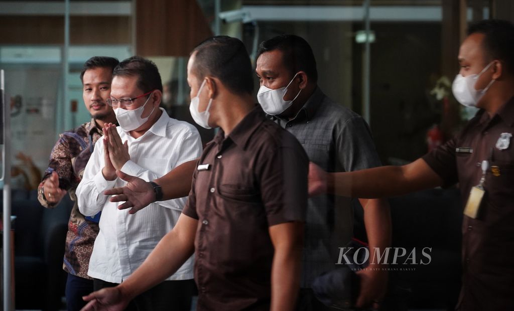 Sekretaris Mahkamah Agung Hasbi Hasan seusai menjalani pemeriksaan di kantor Komisi Pemberantasan Korupsi, Jakarta, Rabu (24/5/2023). 