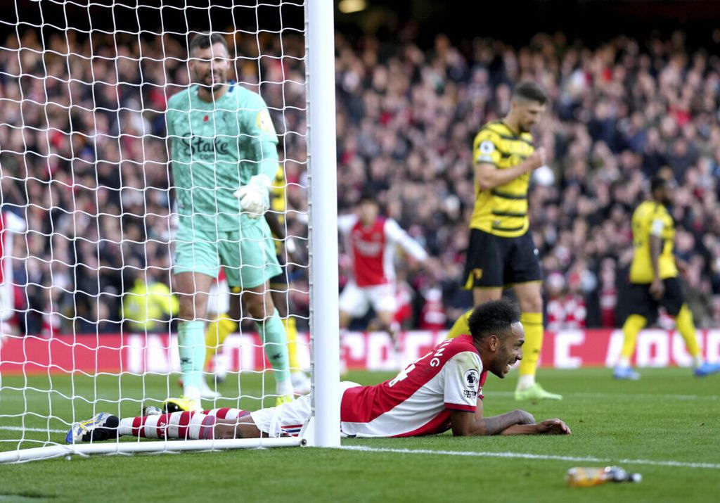 Reaksi penyerang Arsenal, Pierre-Emerick Aubameyang (bawah), setelah golnya tidak disahkan wasit karena <i>offside </i>pada laga Liga Inggris antara Arsenal dan Watford di Stadion Emirates, London, 7 November 2021. 