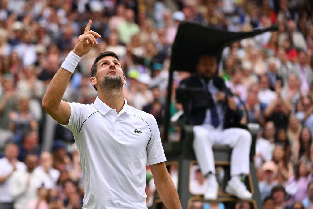 Petenis putra, Novak Djokovic, merayakan kemenangannyas atas Jannik Sinner pada laga perempat final tunggal putra Wimbledon 2022 di All England Tennis Club, Wimbledon, London, Selasa (5/7/2022). Djokovic menang, 