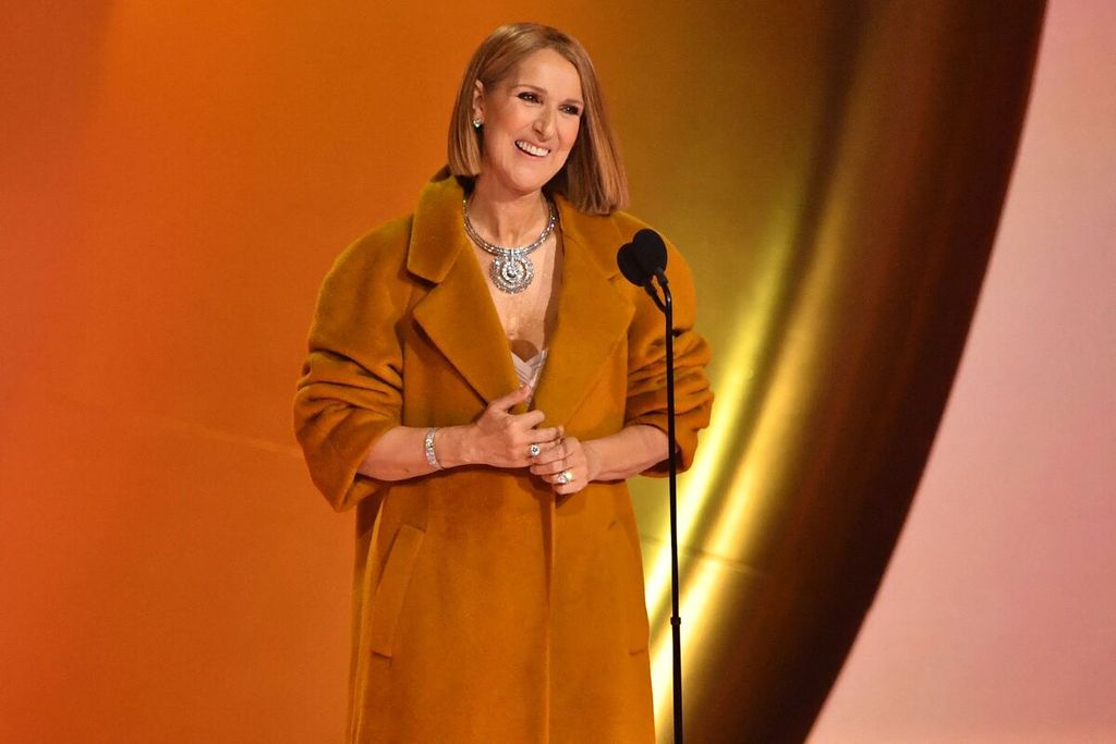 Penyanyi Kanada, Celine Dion, mempersembahkan anugerah Album of the Year di panggung Grammy Awards ke-66 yang berlangsung di Crypto.com Arena, Los Angeles, Minggu (4/2/2024) malam waktu setempat. 