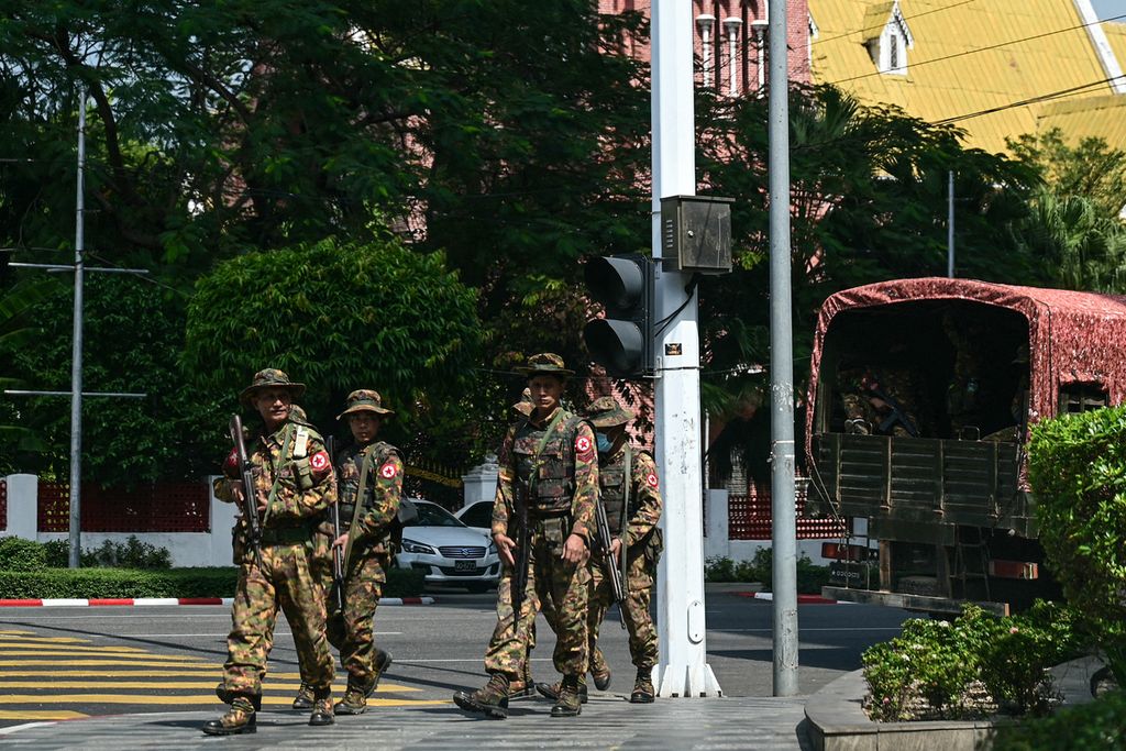 Tentara Myanmar berpatroli di tengah "pemogokan sunyi" di Yangon, 1 Februari 2024. Pemogokan sunyi, yang membuat kota sangat sepi karena nyaris tak ada orang keluar rumah, merupakan respons penduduk di seluruh Myanmar untuk memperingati tiga tahun kudeta militer.