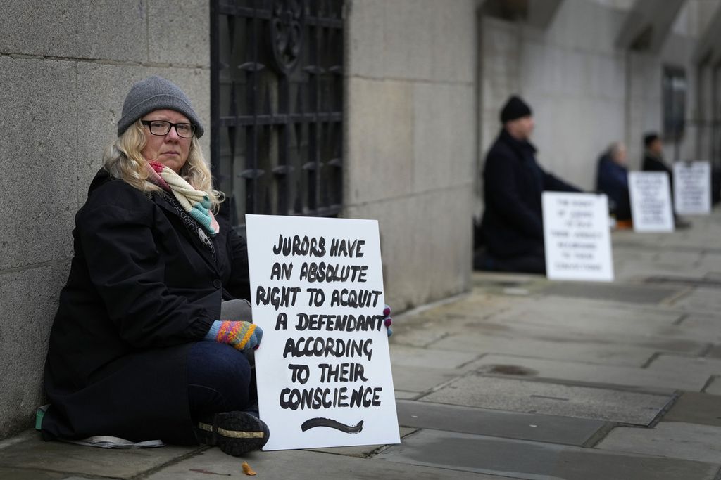 Pengunjuk rasa di depan Pengadilan Pidana London, Inggris, 4 Desember 2023. Inggris menerapkan serangkaian aturan yang melarang unjuk rasa. Pembatasan itu dinilai bisa memberangus demokrasi.