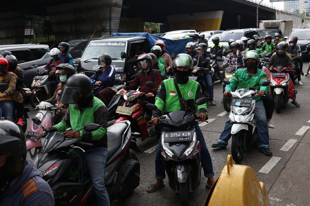  Online motorcycle taxi drivers in the Slipi area, Palmerah District, Central Jakarta, on Monday (3/10/2022). According to the Central Statistics Agency (BPS), there was inflation of 1.17 percent with a Consumer Price Index (CPI) of 112.87 in September 2022. This had an impact on decreasing the purchasing power of daily informal workers, one of which is online motorcycle taxi drivers.