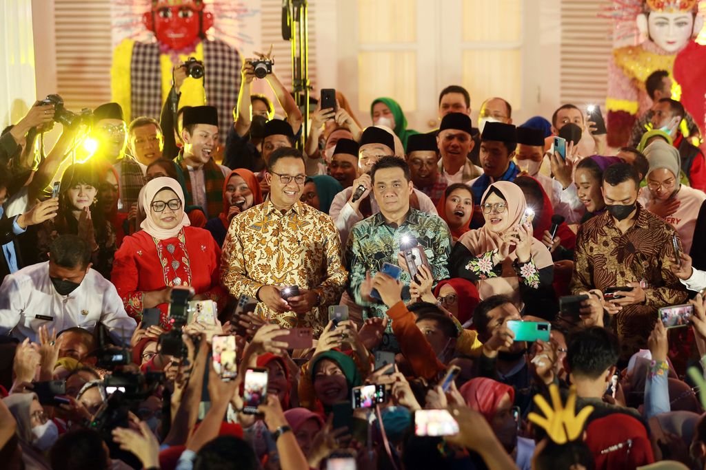 Gubernur DKI Jakarta Anies Baswedan dan Wakil Gubernur Ahmad Riza Patria berpamitan dengan Aparatur Sipil Negara (ASN) di Balai Kota Jakarta, Jumat (14/10/2022). 