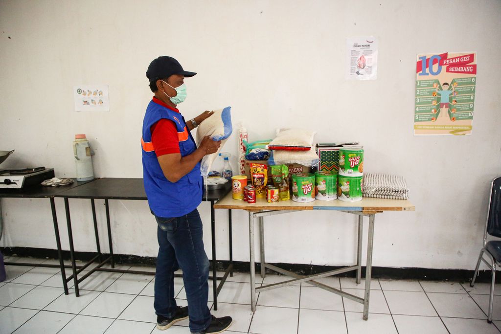 An officer prepare donated food items from residents in self-isolation at RW 003, Pondok Labu Village, Cilandak District, South Jakarta, Tuesday (19/01/2021).