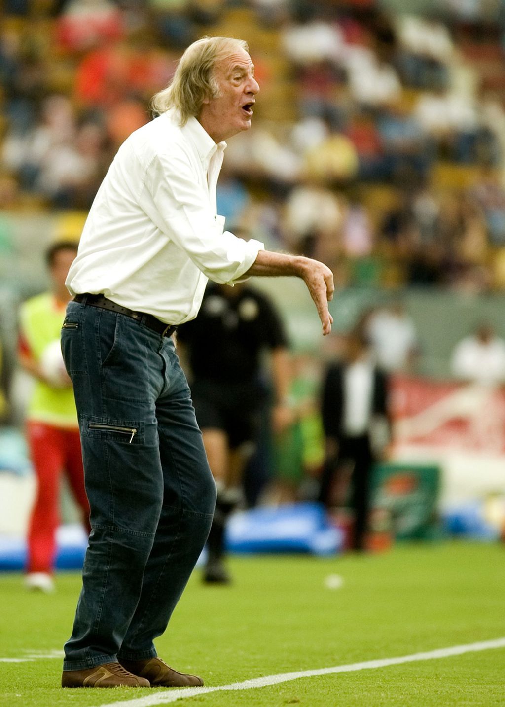 Argentinian coach, Cesar Luis Menotti, giving directions during a Mexican League football match in Guadalajara, Mexico on September 7, 2007. The charismatic coach who led Argentina to win the 1978 World Cup passed away at the age of 85 on Monday morning, May 6, 2024 WIB.