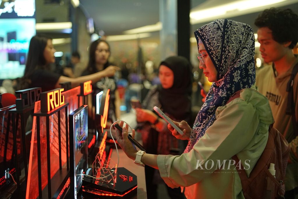 Wartawan dan pengunjung mencoba menggunakan ponsel Asus ROG Phone 8 di area peluncuran ponsel gim tersebut pada Rabu (20/3/2024), di Jakarta.