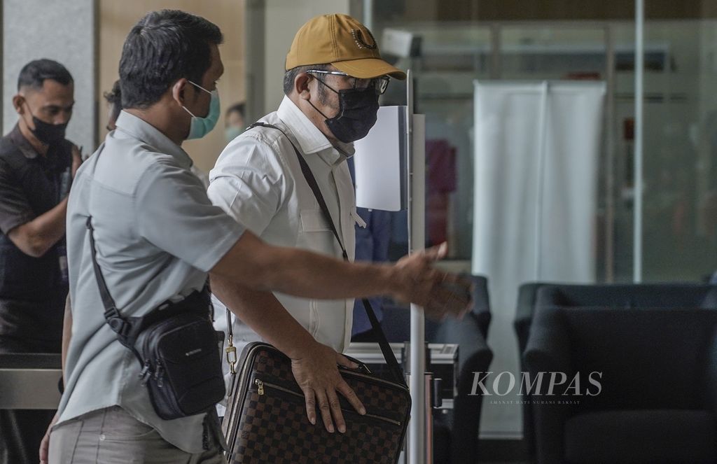 Wakil Ketua DPRD Jawa Timur Sahat Tua Simanjuntak (bertopi) tiba di Kantor Komisi Pemberantasan Korupsi (KPK), Jakarta, setelah ditangkap KPK, Kamis (15/12/2022). 