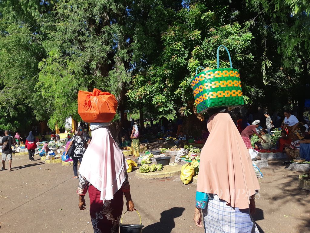 Pengunjung berdatangan ke pasar barter Desa Wulandoni, Kecamatan Wulandoni, Kabupaten Lembata, Nusa Tenggara Timur, pada Sabtu (28/1/2023). Proses barter dimulai setelah terdengar peluit panjang dari mandor atau petugas pasar. Waktu dimulainya pasar sekitar pukul 09.30 Wita.