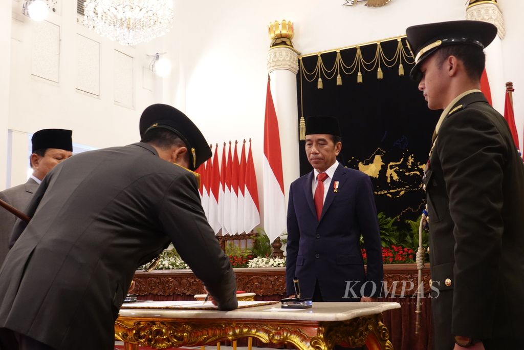 Presiden Joko Widodo menyaksikan penandatangangan berita acara pelantikan Jenderal Agus Subiyanto sebagai Panglima TNI di Istana Negara, Jakarta, Rabu (22/11/2023).