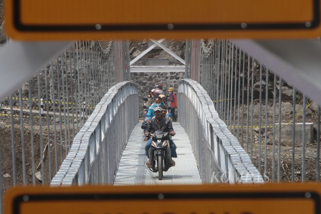 Minggu (24/4/2022), masyarakat melintasi jembatan gantung Gladak Perak di Lumajang, Jawa Timur. Jembatan yang sebelumnya putus akibat terdampak erupsi Semeru pada 4 Desember 2022 itu kini sudah siap dilintasi pemudik motor pada lebaran 2022.