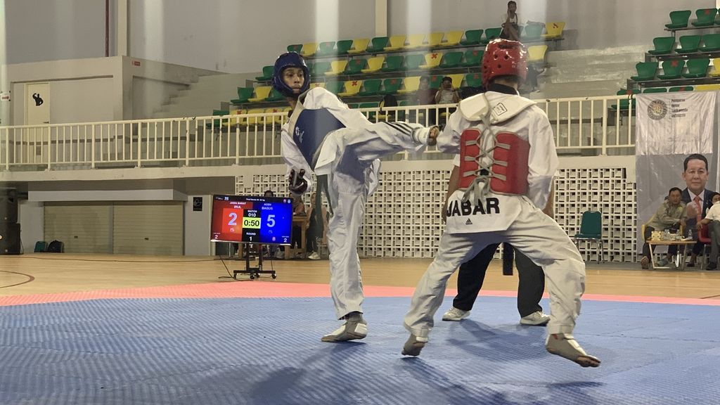 Pertandingan antara atlet pelatnas asal Aceh, Bagus Aditya Pratama (biru) menghadapi wakil Jawa Barat, Khaerullah (merah) pada seleksi nasional pelatnas taekwondo yang disiapkan untuk SEA Games Kamboja 2023, di Gedung Olahraga Universitas Negeri Jakarta, Kamis (22/12/2022). Khaerullah memenangi pertandingan dalam dua ronde dengan masing-masing poin, 16-9 dan 12-10.