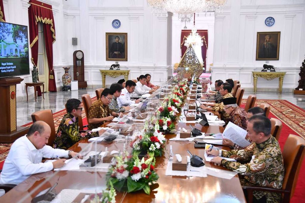Presiden Joko Widodo memimpin rapat terbatas untuk kembali memberikan subsidi pupuk organik yang digelar di Istana Merdeka, Jakarta, Kamis (27/4/2023).