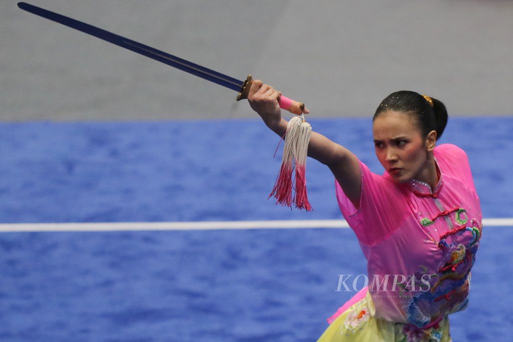 Aksi atlet wushu putri Indonesia, Nandhira Mauriskha, tampil dalam nomor <i>jianshu </i>dalam SEA Games Vietnam 2021 di Cau Giay Gymnasium, Hanoi, Vietnam, Jumat (13/5/2022). Nandhira Mauriskha meraih medali perak dalam nomor ini.