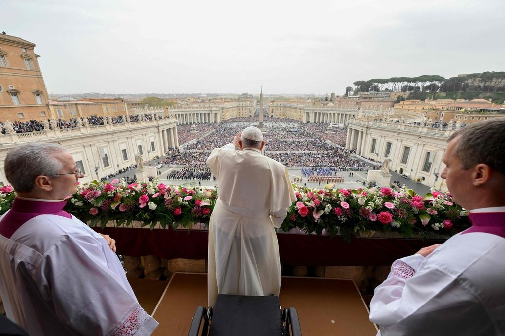 Foto ini diambil dan dibagikan pada tanggal 31 Maret 2024 oleh The Vatican Media menunjukkan Paus Fransiskus saat menyampaikan pesan Paskah 'Urbi et Orbi' dan memberkati Kota dan Dunia dari basilika Santo Petrus di Vatikan.