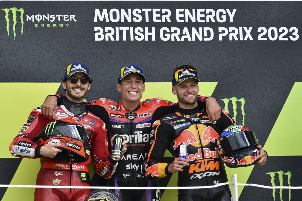 Pebalap Aprilia, Aleix Espargaro (tengah), sebagai pemenang balapan berpose bersama pebalap Ducati, Francesco Bagnaia (kiri), sebagai pemenang kedua, dan pebalap KTM, Brad Binder, sebagai pemenang ketiga (kanan) balapan MotoGP seri Inggris di Sirkuit Silverstone, Inggris, Minggu (6/8/2023). 