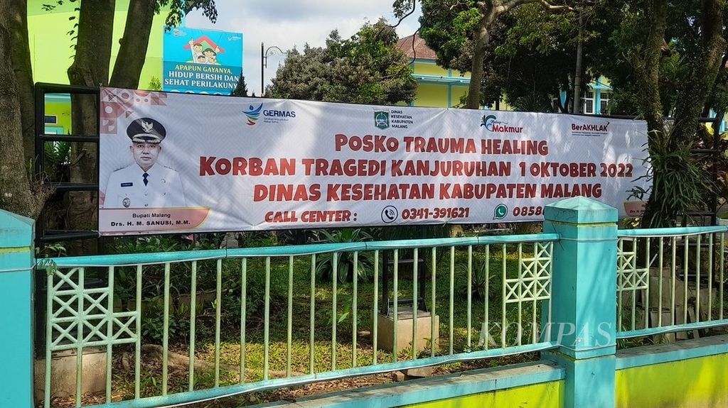 Spanduk bertuliskan Posko Trauma Healing terpampang di depan Kantor Dinas Kesehatan Kabupaten Malang di Jalan Panji, Kepanjen, Malang, Jawa Timur, 12 Oktober lalu.