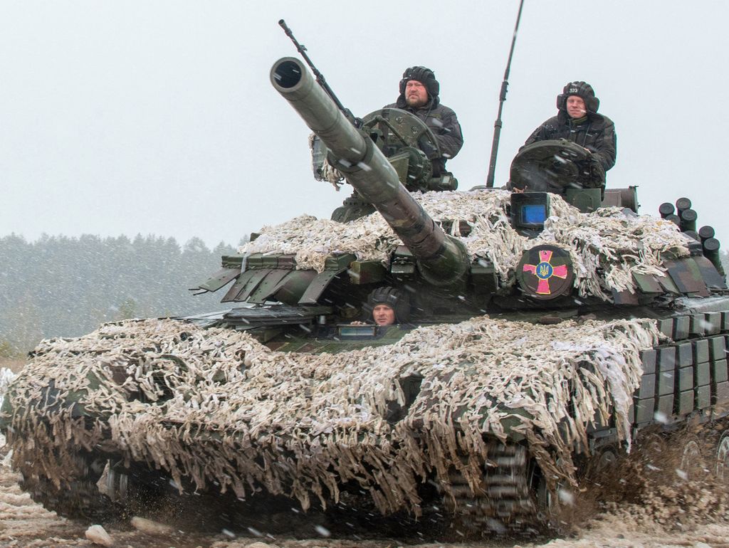 Prajurit Ukraina dari Brigade Mekanis ke-92 menggunakan tank yang diselubungi penutup kamuflase dalam latihan tempur di dekat kota Chuguev, wilayah Kharkiv, Ukraina, Kamis (10/2/2022). 