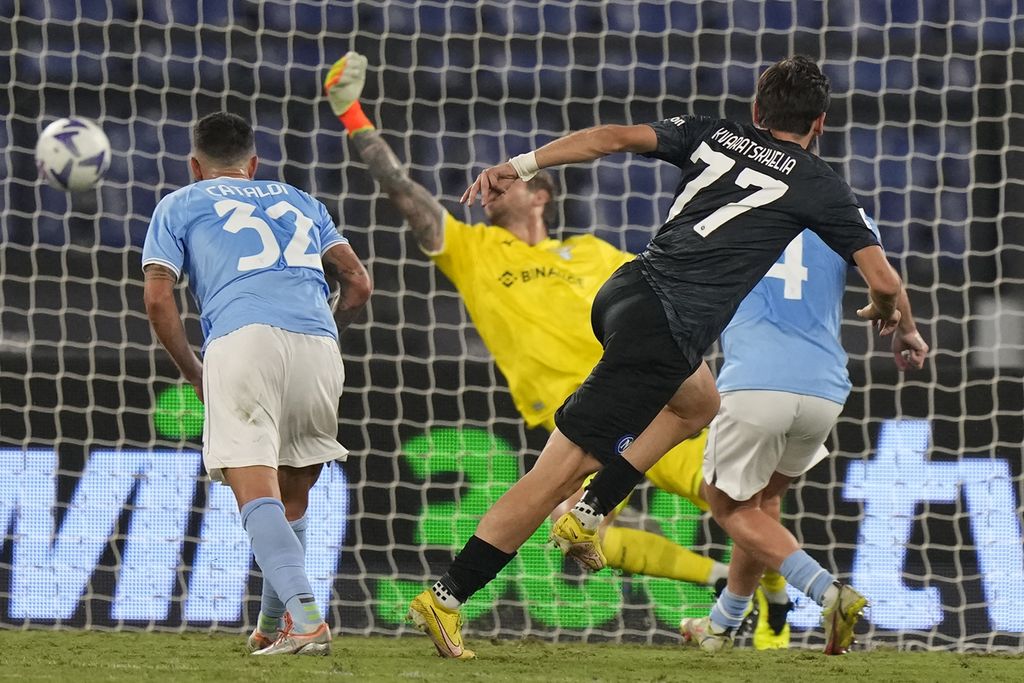 Pemain Napoli, Khvicha Kvaratskhelia (tengah), mencetak gol ke gawang Lazio dalam pertandingan Liga Italia antara Lazio dan Napoli di Stadion Olympic, Roma, Minggu (4/9/2022) dini hari WIB. Napoli mengalahkan Lazio, 2-1.
