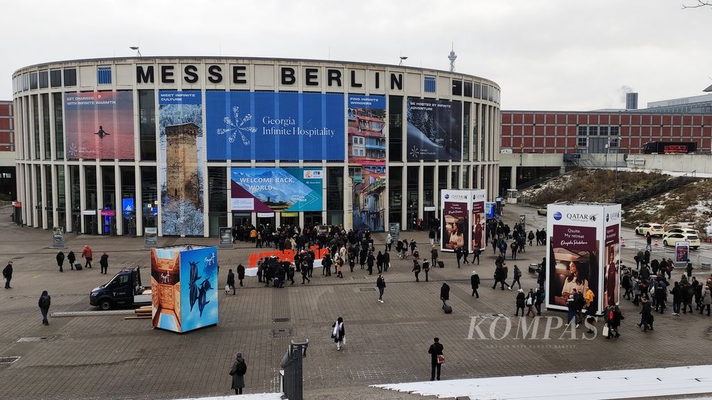Suasana di depan Messe Berlin, Jerman, yang menjadi lokasi penyelenggaraan Internationale Tourismus Borse (ITB) atau Bursa Pariwisata Internasional Berlin 2023 pada Selasa (7/3/2023). ITB Berlin 2023, yang merupakan pameran bisnis pariwisata terbesar di dunia, dilaksanakan pada 7-9 Maret 2023. Tahun ini, Indonesia menargetkan 300.000 paket terjual dengan potensi devisa Rp 5,2 triliun.