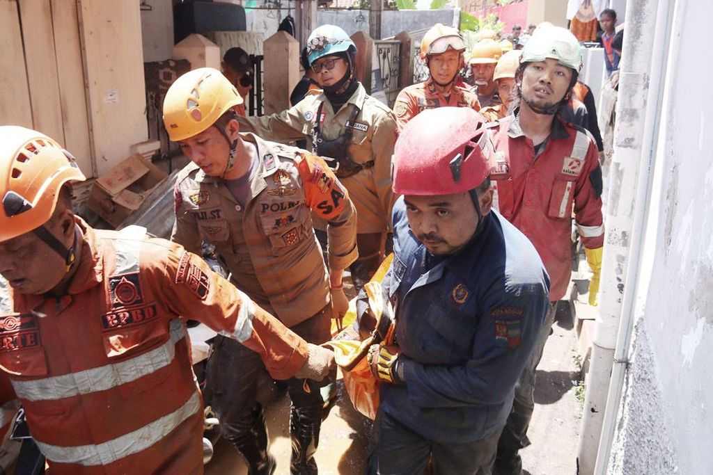 Tim gabungan mengevakuasi satu korban longsor di Gang Barjo, Kebon Kalapa, Kota Bogor, Jumat (14/10/2022).