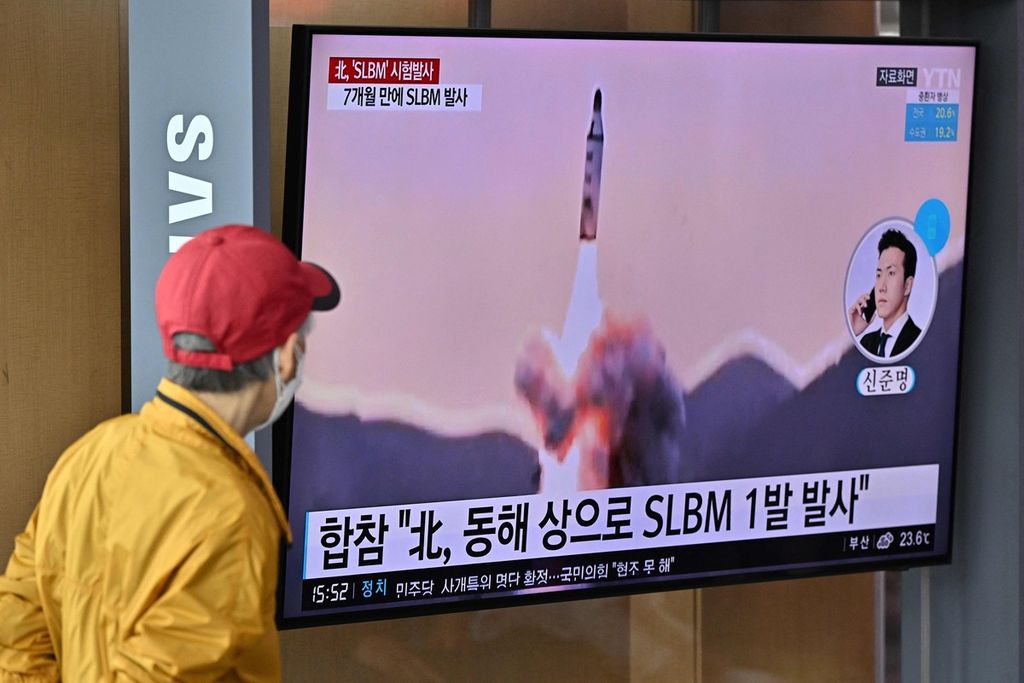Seorang warga Korea Selatan tengah melihat tayangan televisi di stasiun kereta di Seoul, Sabtu (7/5/2022) yang menayangkan uji coba rudal balistik oleh Korea Utara.