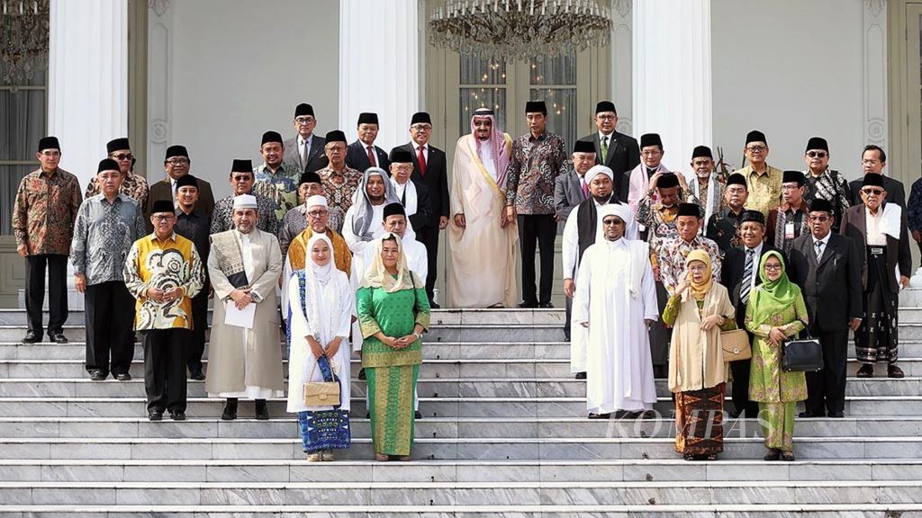 Presiden Joko Widodo (atas kedua kanan) dan Raja Arab Saudi Salman bin Addulazis Al-Saud (atas ketiga kanan) foto bersama sejumlah Tokoh Islam Indonesia usai mengadakan pertemuan di Istana Merdeka Jakarta, Kamis (2/3/2017). Sejumlah tokoh Islam itu menyampaikan harapan Islam yang damai di mata dunia kepada Raja Salman. 