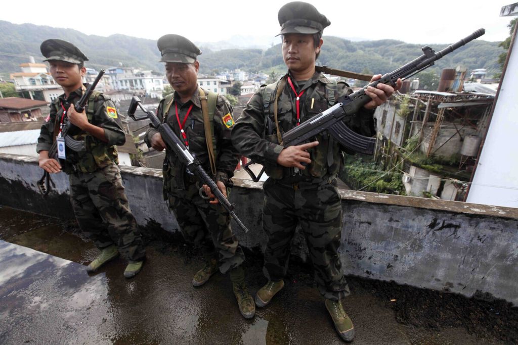 Milisi Tentara Kachin Merdeka (KIA) berjaga-jaga di Laiza, Negara Bagian Kachin, Myanmar pada tanggal 29 Oktober 2013. Laiza berbatasan langsung dengan China. KIA berkonflik dengan militer Myanmar karena mereka ingin memerdekakan diri.     