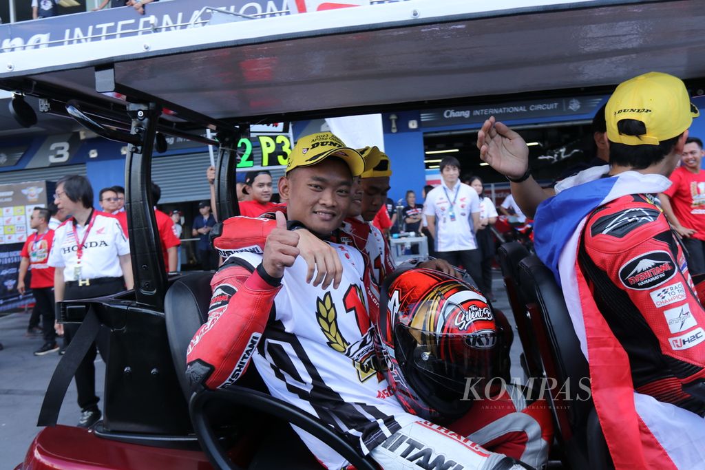 Pebalap Astra Honda Racing Team, Rheza Danica Ahrens, meraih gelar juara kelas Asia Production 250 dalam ajang Asia Road Racing Championship 2023 di Sirkuit Internasional Chang, Buriram, Thailand, Minggu (3/12/2023).