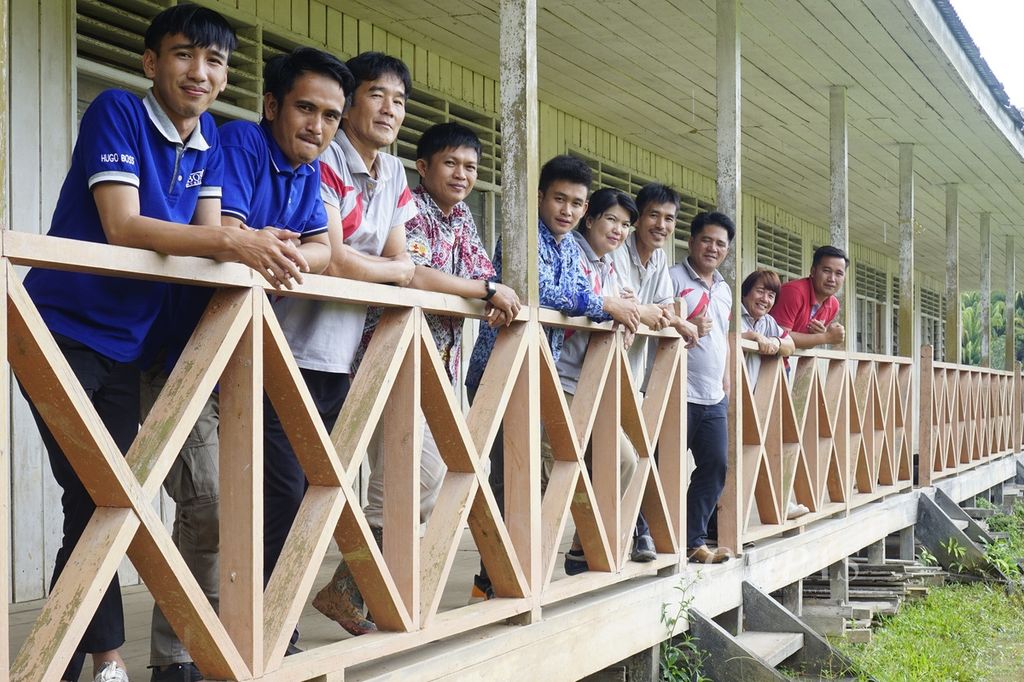 Para guru SDN 014 Krayan berpose di depan bangunan ruang kelas yang terbuat dari kayu di Desa Pa’padi, Kecamatan Krayan, Kabupaten Nunukan, Kalimantan Utara, Jumat (26/11/2021).