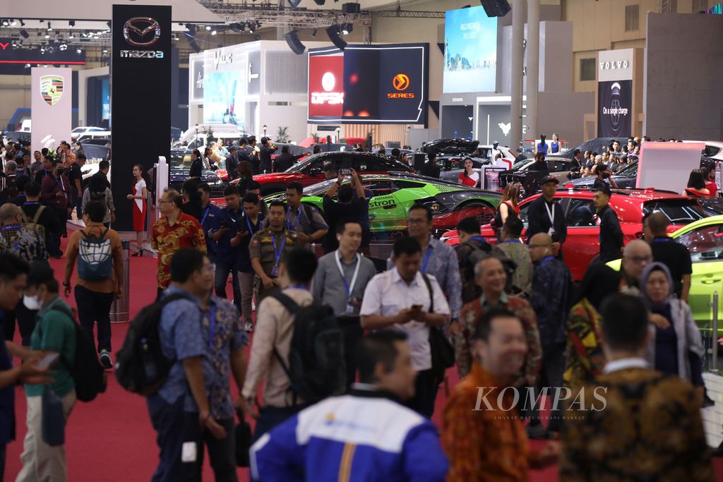 Suasana pameran otomotif Gaikindo Indonesia International Auto Show (GIIAS) 2023 di ICE BSD, Kabupaten Tangerang, Banten, Kamis (10/8/2023). Mengusung tema Future Now, pameran ini merepresentasikan masa depan industri otomotif Indonesia. GIIAS 2023 diikuti 49 merek kendaraan bermotor, termasuk 29 merek kendaraan penumpang.