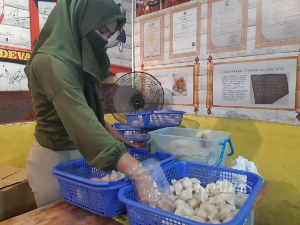 Seorang pegawai sedang menyusun pempek di resto Pempek Jimmy Devaten Palembang, Sumatera Selatan, Jumat (30/4/2021). Pemesanan pempek jelang Lebaran meningkat, tetapi tidak optimal akibat pandemi.