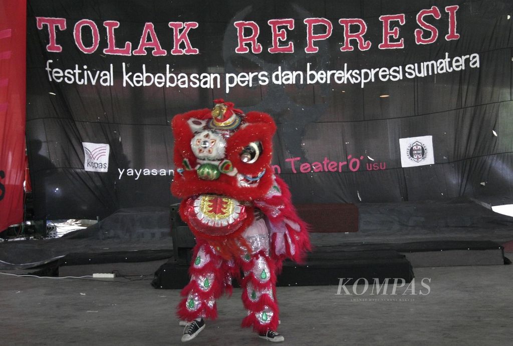 Pertunjukan barongsai mengawali Deklarasi Medan yang ditandatangi Garin Nugroho dan sejumlah seniman serta budayawan Sumatera tentang kebebasan bereskepresi meliputi kebebasan pers, kesenian/kebudayaan, dan beragama/kepercayaan, di Medan, Rabu (22/6).  