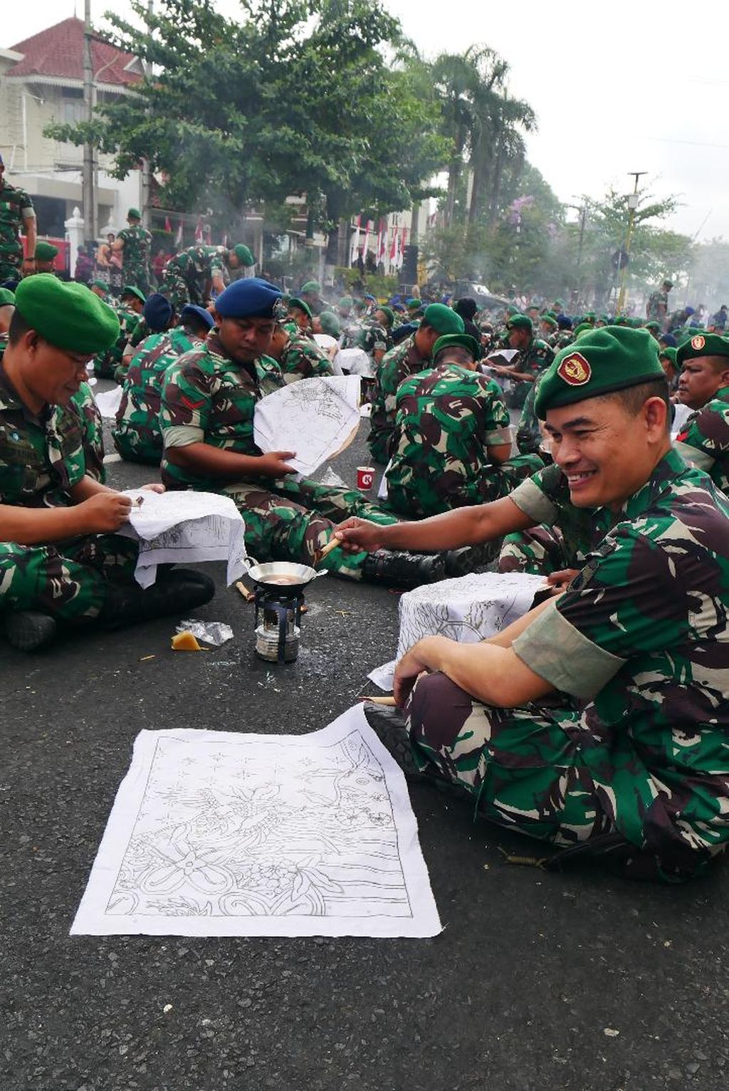 Ribuan prajurit TNI bersama-sama membatik motif ceplok di ruas Jalan Jenderal Sudirman, Kota Yogyakarta, Senin (2/10/2023). Acara ini digelar untuk memperingati Hari Batik Nasional pada 2 Oktober dan HUT Ke-78 TNI yang jatuh pada 5 Oktober mendatang.